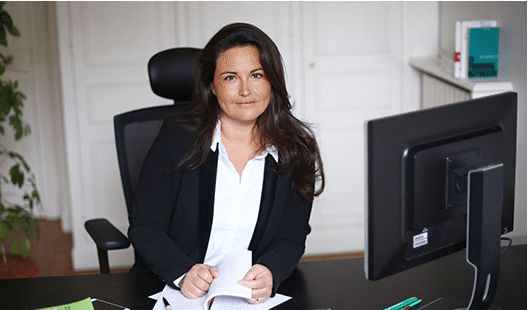 Catherine Aliotta à son bureau Institut de formation à la sophrologie Catherine Aliotta