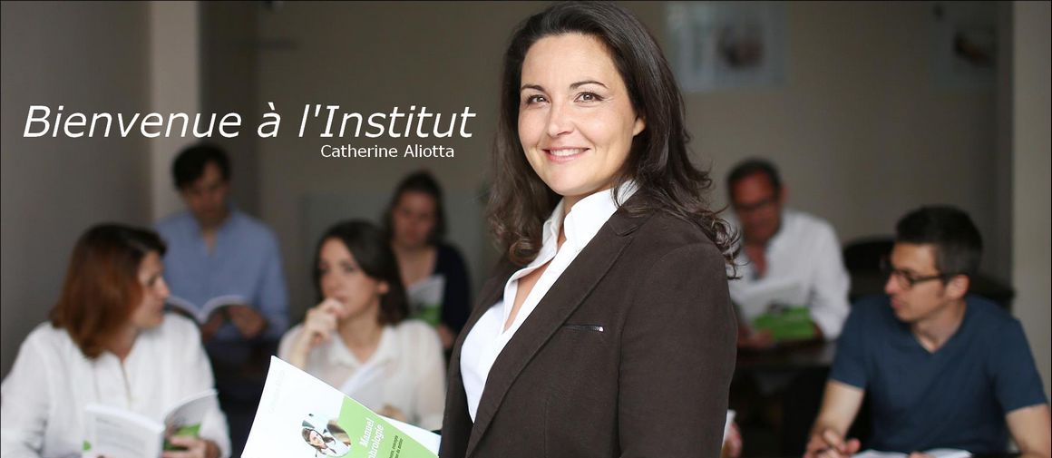 catherine-aliotta-anime-formation-devant-stagiaire-avec-manuel-de-sophrologie-accueil2 première école de sophrologie de France